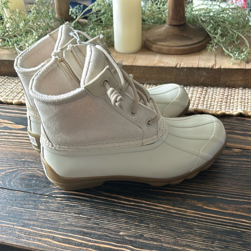 New never worn Sperry tan boots. Womens 5.5